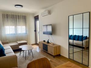 una sala de estar con un sofá y una mesa en Wine story, en Irig