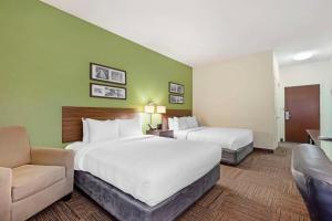 Postel nebo postele na pokoji v ubytování Sleep Inn & Suites Danville Hwy 58