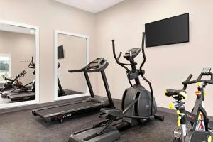 Fitness centrum a/nebo fitness zařízení v ubytování Days Inn by Wyndham Beaumont West I-10 Walden