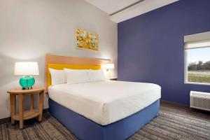 Postel nebo postele na pokoji v ubytování Days Inn by Wyndham Beaumont West I-10 Walden