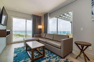 Uma TV ou centro de entretenimento em Embassy Suites By Hilton Aruba Beach Resort