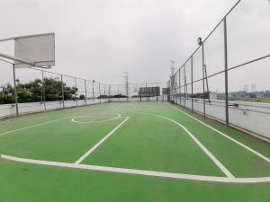 Tenis a/nebo squash v ubytování Restful and Modern 2BR Majestic Point Serpong Apartment By Travelio nebo okolí