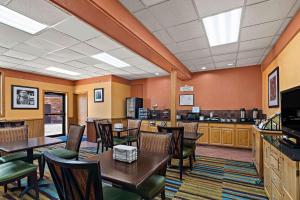 Μια τηλεόραση ή/και κέντρο ψυχαγωγίας στο Rodeway Inn McPherson East