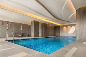 Bazén v ubytování DoubleTree by Hilton Osaka Castle nebo v jeho okolí