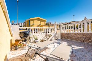 een patio met een stoel en een hek bij Casa Fre - Lomas Del Golf - Villamartin in Villamartin