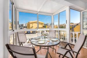 een eetkamer met een tafel en stoelen bij Casa Fre - Lomas Del Golf - Villamartin in Villamartin