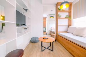 Postel nebo postele na pokoji v ubytování Cozy Living Studio Room Royal Sentul Park Apartment By Travelio + 13 fotografií