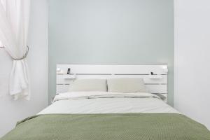 een witte slaapkamer met een bed met witte muren bij Casa Fre - Lomas Del Golf - Villamartin in Villamartin +17 foto's