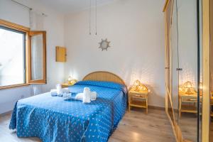 Ένα ή περισσότερα κρεβάτια σε δωμάτιο στο Brezza Apartment Near The Sea - Happy Rentals