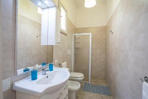 Ένα μπάνιο στο Brezza Apartment Near The Sea - Happy Rentals +16 φωτογραφίες