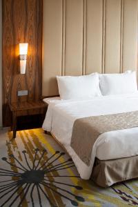 Postel nebo postele na pokoji v ubytování Zenith Hotel Putrajaya