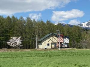 a small house in the middle of a field at ふれあいの郷ひので in Rankoshi