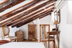 En eller flere senge i et værelse på Ático duplex con terraza en puro centro, 2 a 8 pax