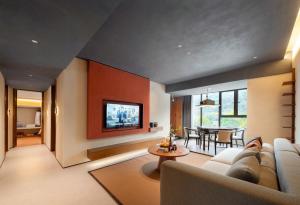 Zhangjiajie Brook Hotel的电视和/或娱乐中心