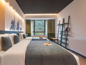 Postel nebo postele na pokoji v ubytování Zhangjiajie Brook Hotel
