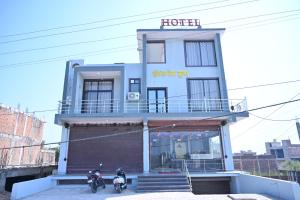 DatiaにあるHOTEL DEV KRIPA Datiaのホテルの前に駐輪するオートバイ2台