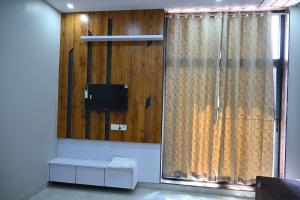 HOTEL DEV KRIPA Datiaにあるテレビまたはエンターテインメントセンター