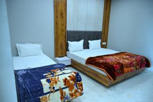 HOTEL DEV KRIPA Datiaにあるベッド