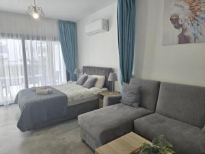 Posezení v ubytování Commodus Large Studio apartment at Caesar Resort North Cyprus G1