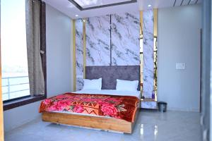 DatiaにあるHOTEL DEV KRIPA Datiaのベッドルーム1室(赤い毛布付きのベッド1台付)
