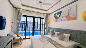una camera da letto con un letto e una grande finestra di LuangPrabang Orient Boutique Hotel a Luang Prabang Altre 46 foto