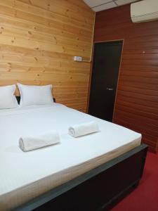 Un dormitorio con una cama con dos toallas encima. en Hiriketiya Budget Stay, en Hiriketiya 4 fotos más