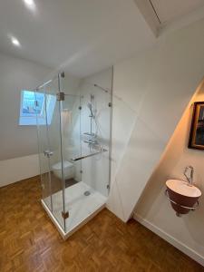 een badkamer met een glazen douche en een wastafel bij Maison Hyper centre Dinan 2,4 ou 6 personnes in Dinan +32 foto's