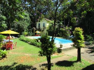 The swimming pool at or close to Pousada Arboretum