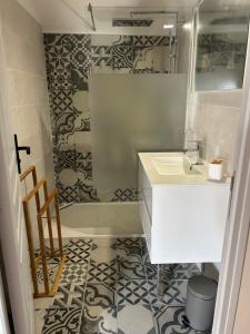 un bagno con lavandino e doccia di Écrin de Loire a Pouilly-sur-Loire Altre 10 foto