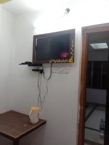 TV a/nebo společenská místnost v ubytování New Hotel Yatri Niwas + 20 fotografií