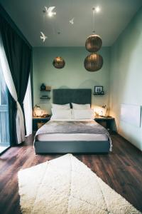 ein Schlafzimmer mit einem Bett und einem Teppich auf dem Boden in der Unterkunft YVES Marrakech in Marrakesch