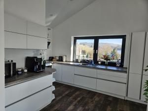 Kuchyň nebo kuchyňský kout v ubytování Stilvolle Penthouse mit großzügiger Sonnenterrasse