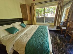 Un dormitorio con una cama grande con ventana. en Enchanter Villa, en Vagamon