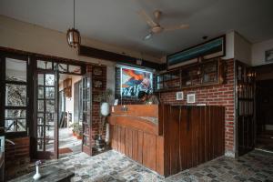 Μια τηλεόραση ή/και κέντρο ψυχαγωγίας στο Hotel Aranya Virasat, Pangot - Best Luxury Hotel at Nainital