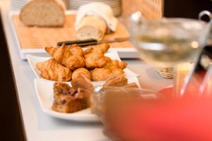 une table avec une assiette de nourriture et un verre de vin dans l'établissement Tagungszentrum Neuendettelsau, à Neuendettelsau