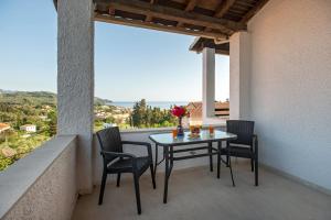 Balkón nebo terasa v ubytování Kousos Apartments Arillas