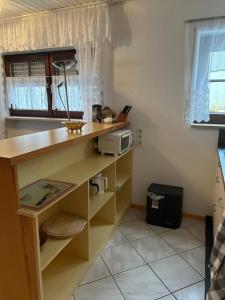 eine Küche mit einer Theke und einer Mikrowelle in der Unterkunft Birke 6 in Todtmoos