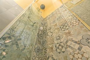 een badkamer met een douche en een tegelvloer bij Dimora dell'Opera Genova centro in Genua +16 foto's