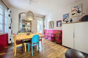 a kitchen and dining room with a table and chairs at La Bade - Maison d'artiste proche des pontons in Peyriac-de-Mer