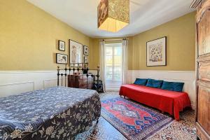 a bedroom with two beds and a rug at La Bade - Maison d'artiste proche des pontons in Peyriac-de-Mer +9 photos