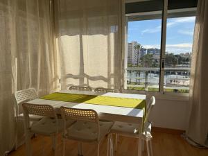 アリカンテにあるPlaya Dos Avenidasの窓のある部屋にあるテーブルと椅子