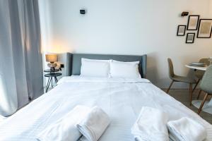 En eller flere senge i et værelse på Bella Mare Boutique apartment + 48 billeder