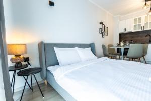 En eller flere senge i et værelse på Bella Mare Boutique apartment