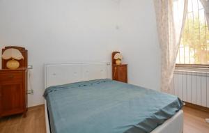 Ένα ή περισσότερα κρεβάτια σε δωμάτιο στο 3 Bedroom Nice Home In Siracusa