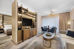TV a/nebo společenská místnost v ubytování Hilton Munich City