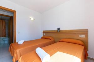 zwei Betten nebeneinander in einem Zimmer in der Unterkunft Catalonia Park Apartamentos in Salou