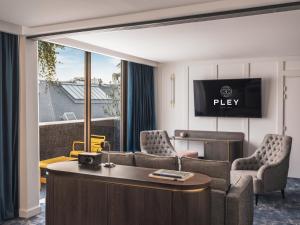 TV a/nebo společenská místnost v ubytování PLEY Hotel