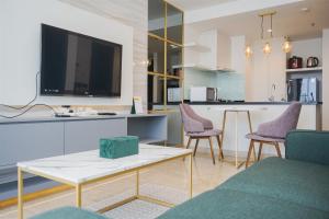 Η κουζίνα ή μικρή κουζίνα στο 1BR Apartment with Comfortable Design at Branz BSD City By Travelio