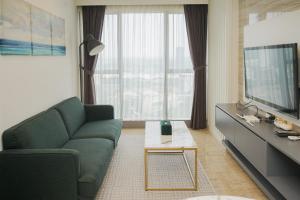 Χώρος καθιστικού στο 1BR Apartment with Comfortable Design at Branz BSD City By Travelio