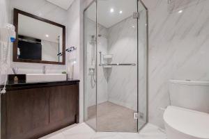 Ένα μπάνιο στο 1BR Apartment with Comfortable Design at Branz BSD City By Travelio